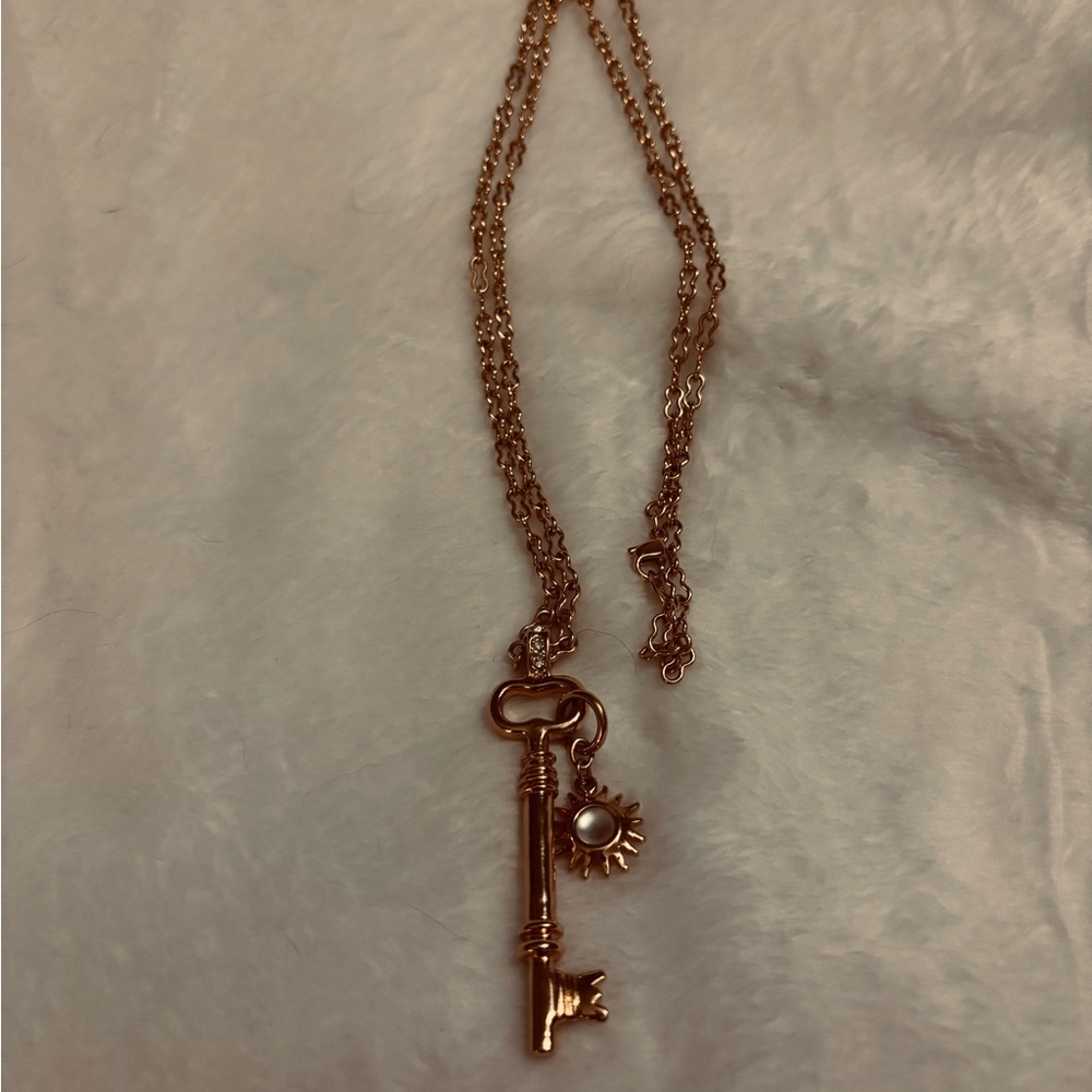 AVON Smithsonian Museum Key to the Castle Sunburst Necklace